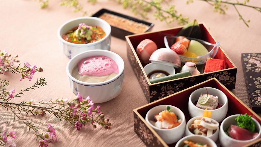 グランドプリンスホテル高輪「ラウンジ光明」の
”はんなり小箱”。
桜を見ながらいただけるそうです🌸🌸