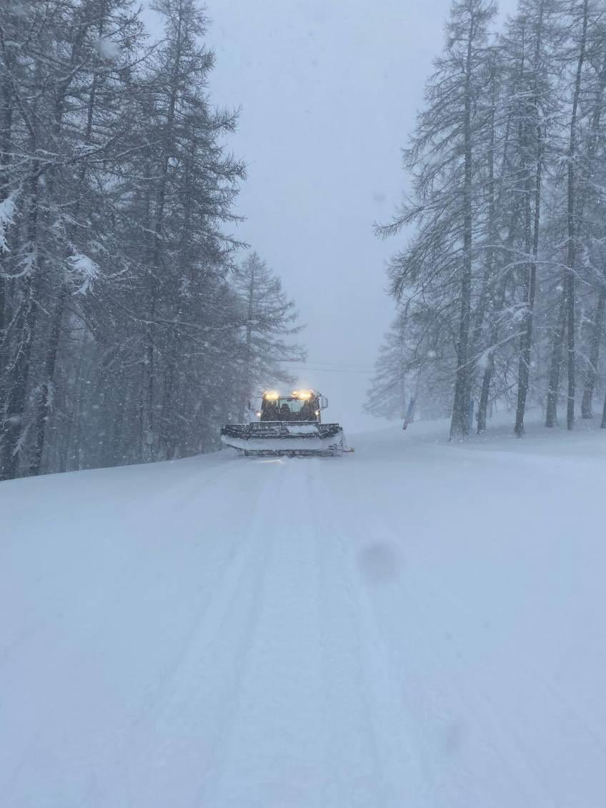 En direct de <a href="/VALBERGAlpesSud/">VALBERG</a> : de très importantes chutes de #neige ce matin ! ❄️

Le déneigement et le damage des pistes sont en cours.

De quoi ravir les hivernants qui vont pouvoir profiter pleinement aujourd’hui de la poudreuse sur nos pistes, en attendant le beau temps