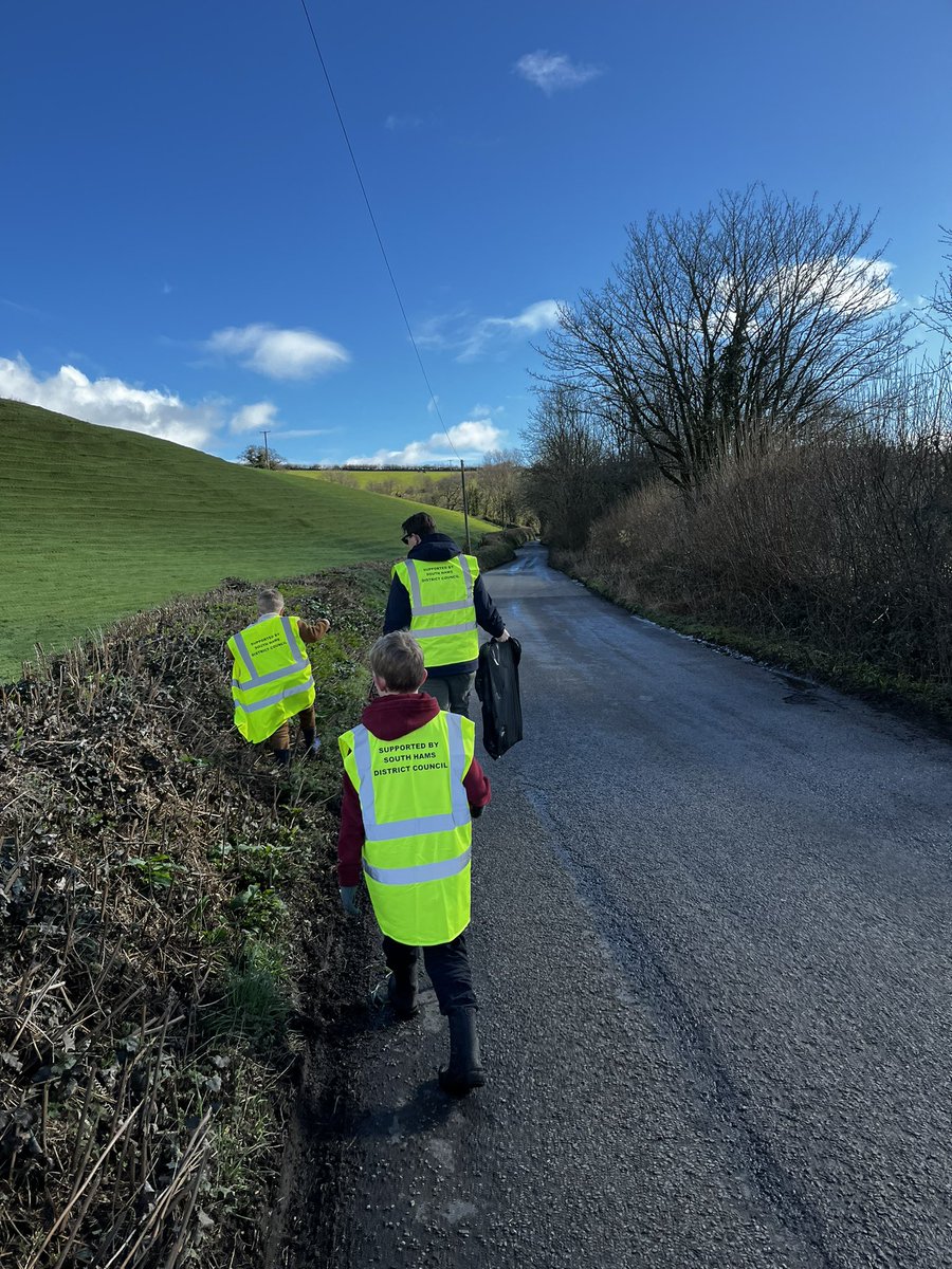 Big village litter pick organised this morning! Such a good turnout and bags of litter collected. <a href="/SouthHams_DC/">South Hams District Council</a>