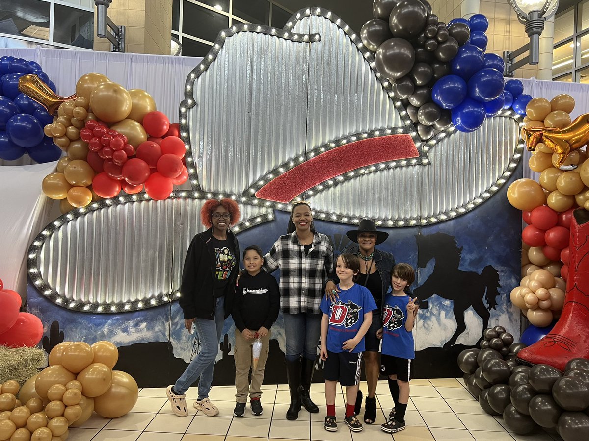 DelondaR's tweet photo. Super proud of the HESA staff and students who showcased the hard work of our STEM club and our real world class projects in second grade. https://t.co/bJWXdeDSQe