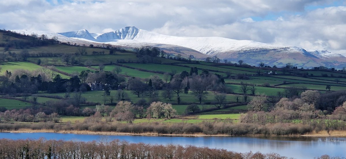 More office views this afternoon. @BeaconsPhotos @VisitBeacons @DerekTheWeather @Ruth_ITV @WalesOnline .