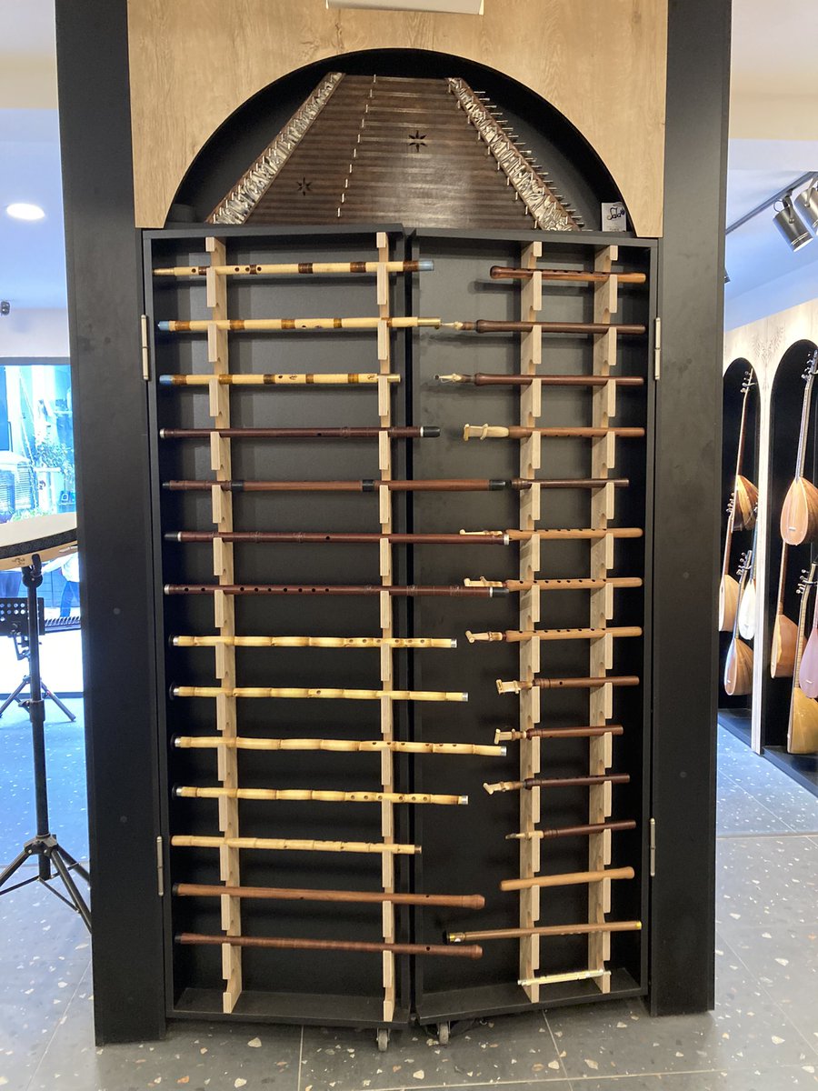 中東音楽界隈では有名なオンラインで世界に展開している楽器屋のSala Müzik <a href="/SalaMuzik/">Sala Muzik</a> の実店舗に行ってきた。アジア側のウスキュダルとヨーロッパ側のカラキョイの2店舗あってこちらはカラキョイの方。

#トルコ #イスタンブル #民族楽器 #salamuzik