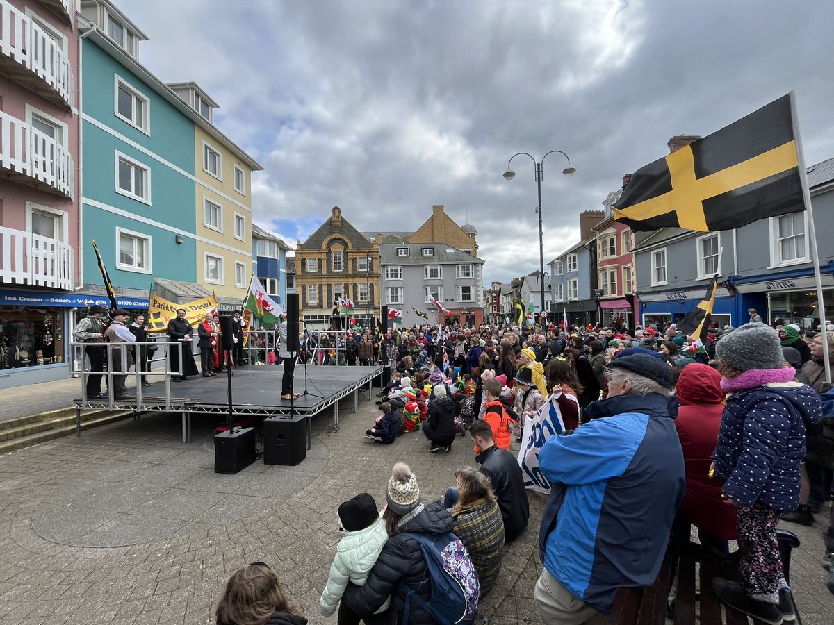 Pared Aberystwyth <a href="/WalesForEurope/">Wales For Europe ⭐️ Cymru Dros Ewrop</a> <a href="/GwylDewiAber/">Parêd Gwyl Dewi Aber</a>  #Aberystwyth #DewiSant