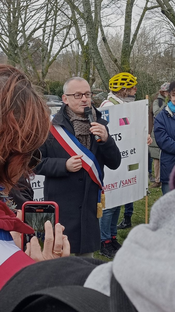 Prise de parole du maire d'Andresy <a href="/LionelWastl/">Wastl Lionel</a> contre le projet d'autoroute qui rappelle que le projet autoroutier date de 15 ans. Des élus du Val d'Oise sont également présents pour protester contre le diktat des <a href="/Les_Yvelines/">Les Yvelines</a>