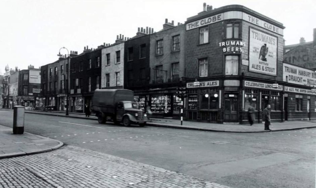 HistoryTown's tweet photo. Anyone know the lost Globe pub on Eversholt street? #storyteller #workingclassstoriesmatter 
#eustonstation #somerstownfeelsextinct #workingclass #costermonger #oldlondon #pearlyking  #workingclassLondon #lostpubs #pub https://t.co/t6nORTa0Jt