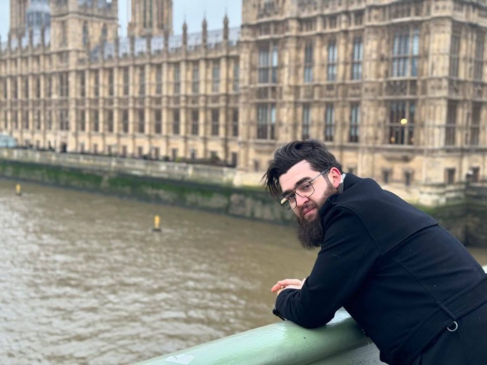 Menzil şeyhinin oğlu da İngiltere'yi ne çok seviyormuş?! Menzil şeyhinin oğlu müritlerinden tokatladığı paralarla şeriatla yönetilen Afganistan’ı değil de Avrupa’yı geziyor,..Sever tabi ; 
.müritleri de menzilin tarlasında çalışıp cennete gideceğini sanıyor.