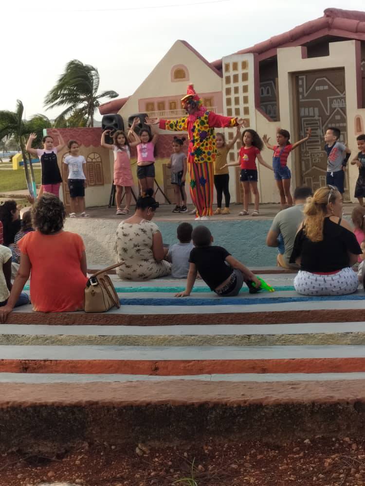 Desde el Centro Cultural Abra del Yumurí, disfrutan los niños cada tarde de sábado junto al payaso Tareco.
#35Artex #Matanzas #GobMtz
#MatancerosEnVictoria
#SomosArtexMatanzas