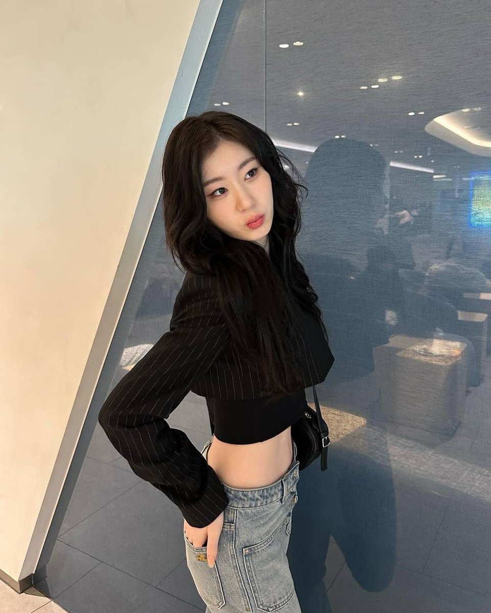 A camera captured the image of the endearing girl with her black hair as her charming feature. Her beauty was not hidden by the casual yet fashionable clothing. She appeared to be striking a pose that was far too commonplace, but she still stands out in the room.