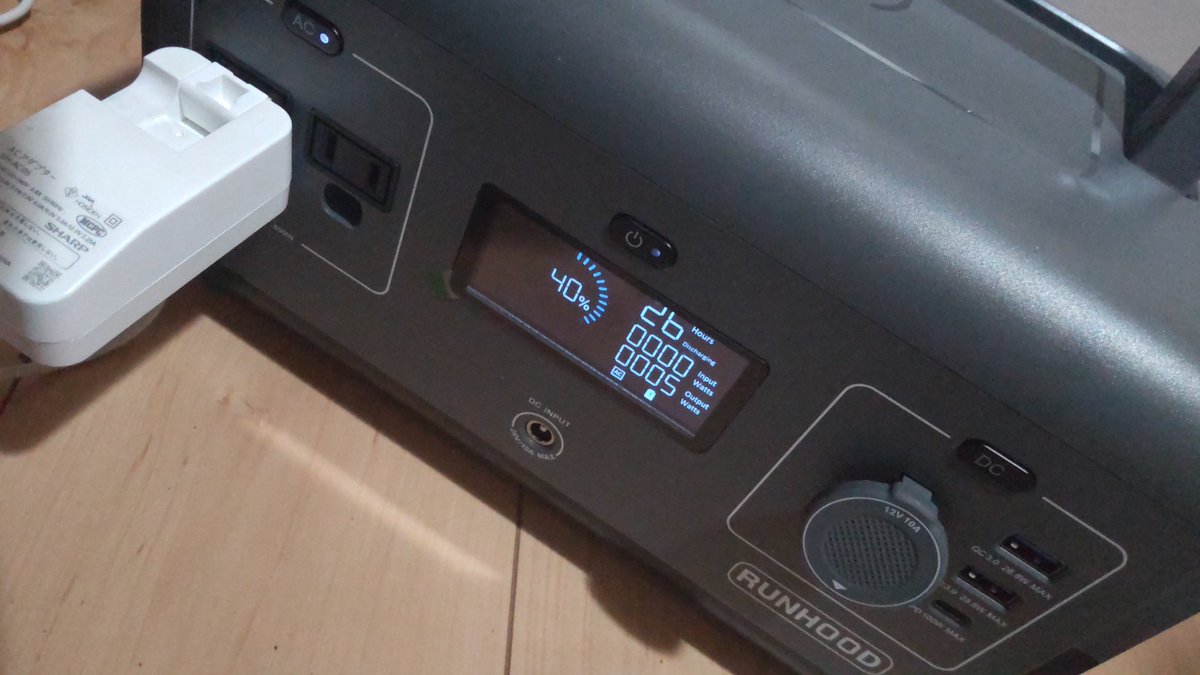 t_coffee_ro's tweet photo. 電源取りに、絶妙に使いやすい
Runhoodのポータブル電源

これ、乾電池みたいに、バッテリー外せるんや

０%になっても、詰め変えるとすぐに100%

お気に入り(･∀･)

☕髙橋珈琲焙煎所
https://t.co/LxzenCIKj5

#自家焙煎 #コーヒー #仙台 #宮城 #泉区 #髙橋珈琲焙煎所 #髙橋珈琲 #珈琲  #runhood https://t.co/tu3LIDW5t1