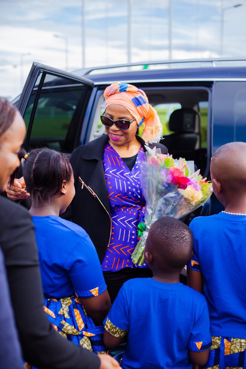 UNDPAfrica's tweet image. Our Director @ahunnaeziakonwa arrives in the #WarmHeartOfAfrica on her first official visit to Malawi. @UNDP works with the Government and People of  🇲🇼 to advance the Sustainable Development Goals.  #LeaveNoOneBehind