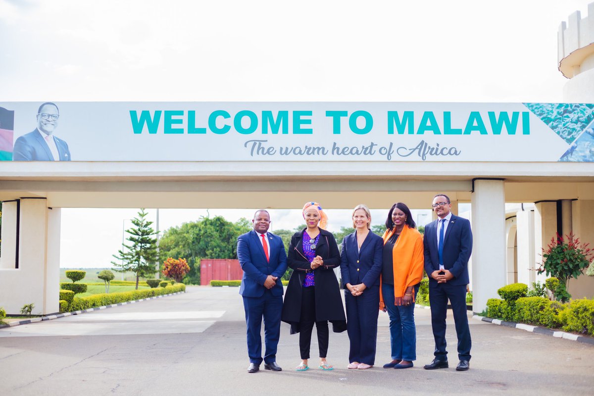 UNDPAfrica's tweet image. Our Director @ahunnaeziakonwa arrives in the #WarmHeartOfAfrica on her first official visit to Malawi. @UNDP works with the Government and People of  🇲🇼 to advance the Sustainable Development Goals.  #LeaveNoOneBehind