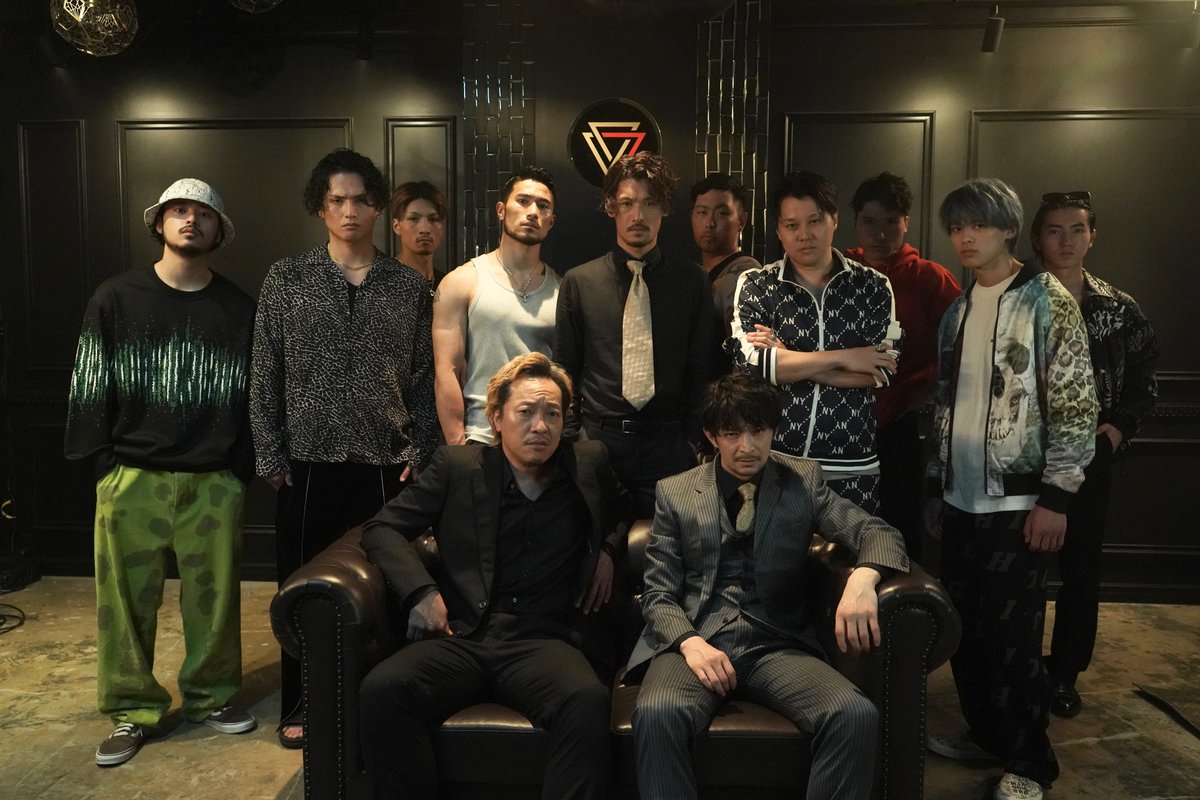 mhh_drama_movie's tweet photo. 公開まであと少し…！

ということで、哲雄の敵🔥
「間野会」の集合写真を特別に公開!!!📸

ぜひ劇場スクリーンで、間野会とのドキドキハラハラな対決シーンをお楽しみください🎬💥

#映画マイホームヒーロー 
𝟑.𝟖 𝐅𝐑𝐈 𝐑𝐨𝐚𝐝𝐬𝐡𝐨𝐰🎥⚡️ https://t.co/looIYv8xKW