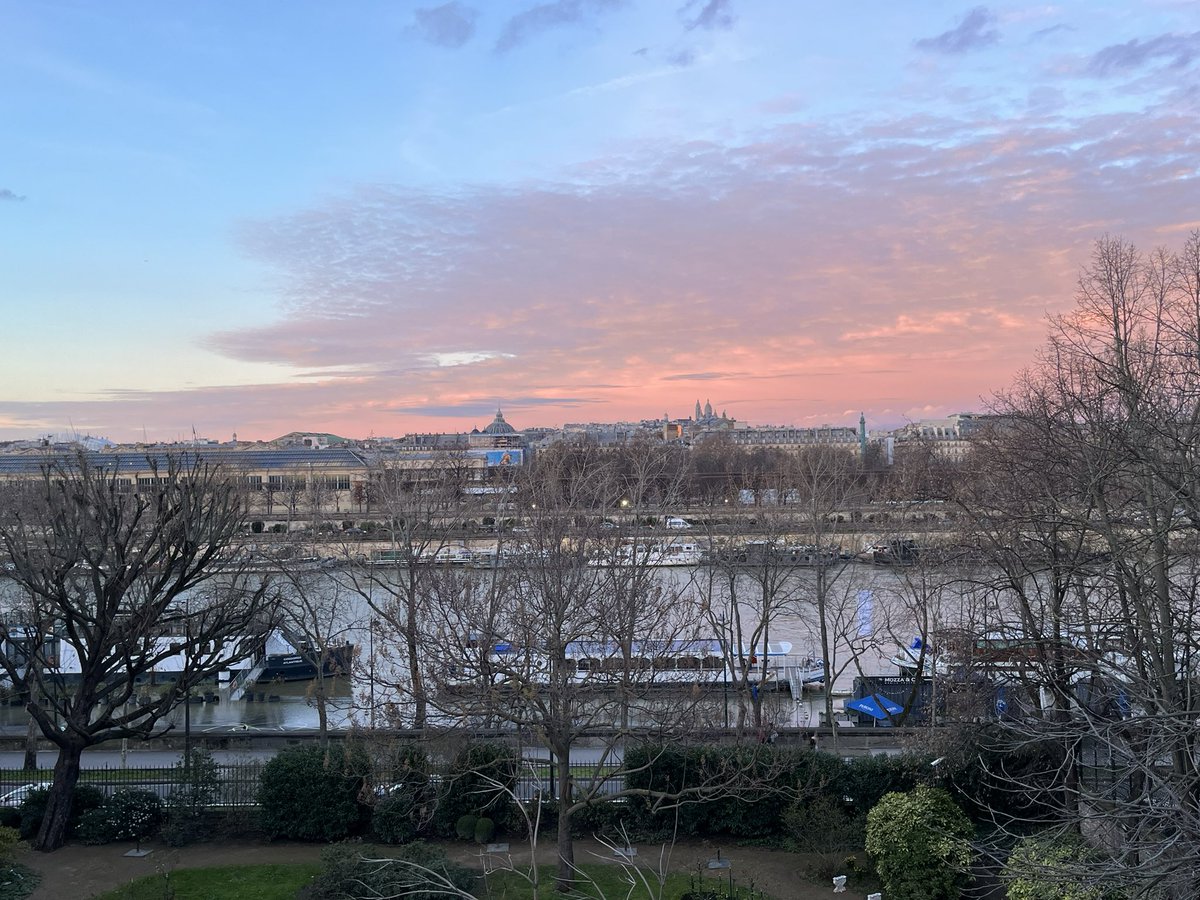 Nach Tagen des Regens kommt über Paris am Abend die Sonne hervor. Isn’t it beautiful?
