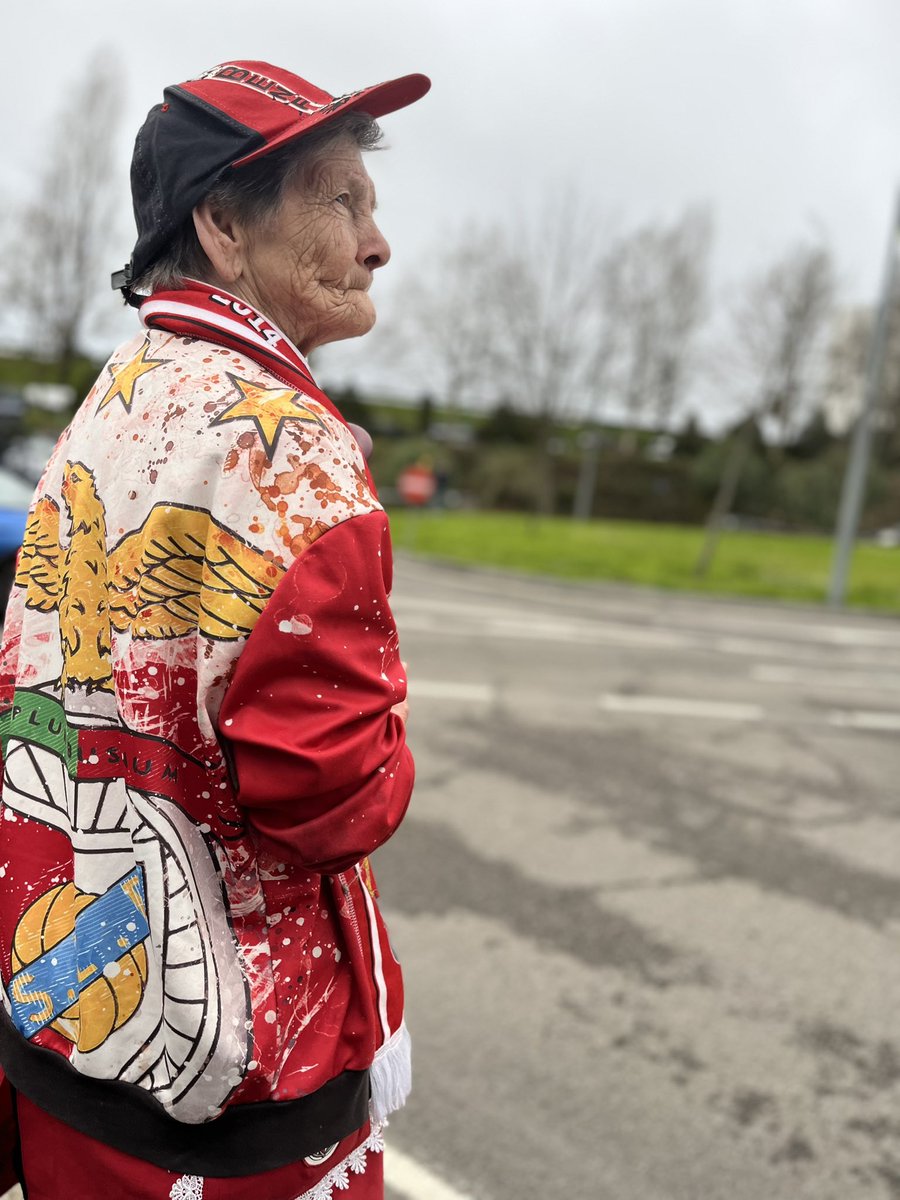 “Quando eu já não tiver esta genica
For velhinho e me custar a respirar
Foi por ti Sport Lisboa e Benfica
Que nasci e vou morrer sempre a lutar”