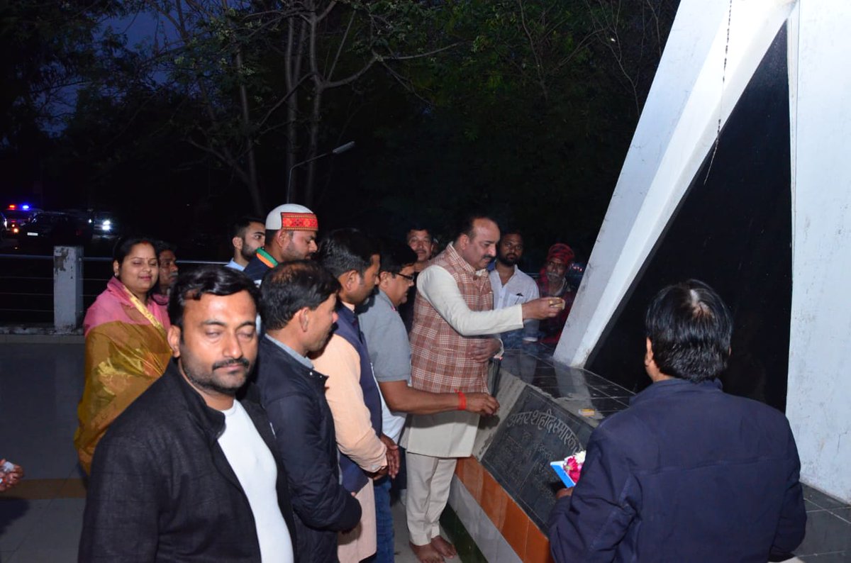 RBLDineshSingh's tweet image. ग्रामसभा सरेनी में सेवा ही संकल्प पदयात्रा के दौरान जनता जनार्दन से मुलाकात किया एवं उनसे ग्रामसभा के विकास पर चर्चा की।साथ ही शहीद स्मारक पर पुष्प अर्पित कर श्रद्धांजलि दी।

लगातार ग्रामवासियों से मिल रहे प्यार एवं आशीर्वाद से यह सुनिश्चित हो गया है की इस बार रायबरेली भी बदलाव…