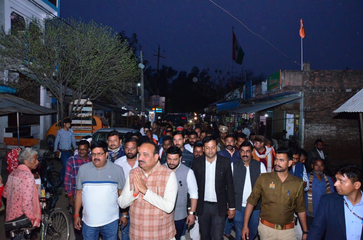 RBLDineshSingh's tweet image. ग्रामसभा सरेनी में सेवा ही संकल्प पदयात्रा के दौरान जनता जनार्दन से मुलाकात किया एवं उनसे ग्रामसभा के विकास पर चर्चा की।साथ ही शहीद स्मारक पर पुष्प अर्पित कर श्रद्धांजलि दी।

लगातार ग्रामवासियों से मिल रहे प्यार एवं आशीर्वाद से यह सुनिश्चित हो गया है की इस बार रायबरेली भी बदलाव…