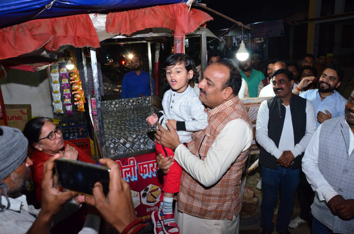 RBLDineshSingh's tweet image. ग्रामसभा सरेनी में सेवा ही संकल्प पदयात्रा के दौरान जनता जनार्दन से मुलाकात किया एवं उनसे ग्रामसभा के विकास पर चर्चा की।साथ ही शहीद स्मारक पर पुष्प अर्पित कर श्रद्धांजलि दी।

लगातार ग्रामवासियों से मिल रहे प्यार एवं आशीर्वाद से यह सुनिश्चित हो गया है की इस बार रायबरेली भी बदलाव…