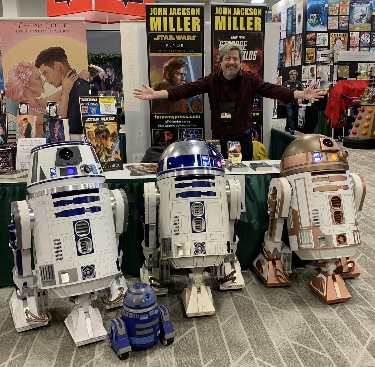 Not sure why, but my first visitors at @emeraldcitycon today wanted to know if THE LIVING FORCE would be available from @StarWarsByRHW in the binary language of moisture vaporators. (Also, note the Dalek hiding around the corner!) #starwars