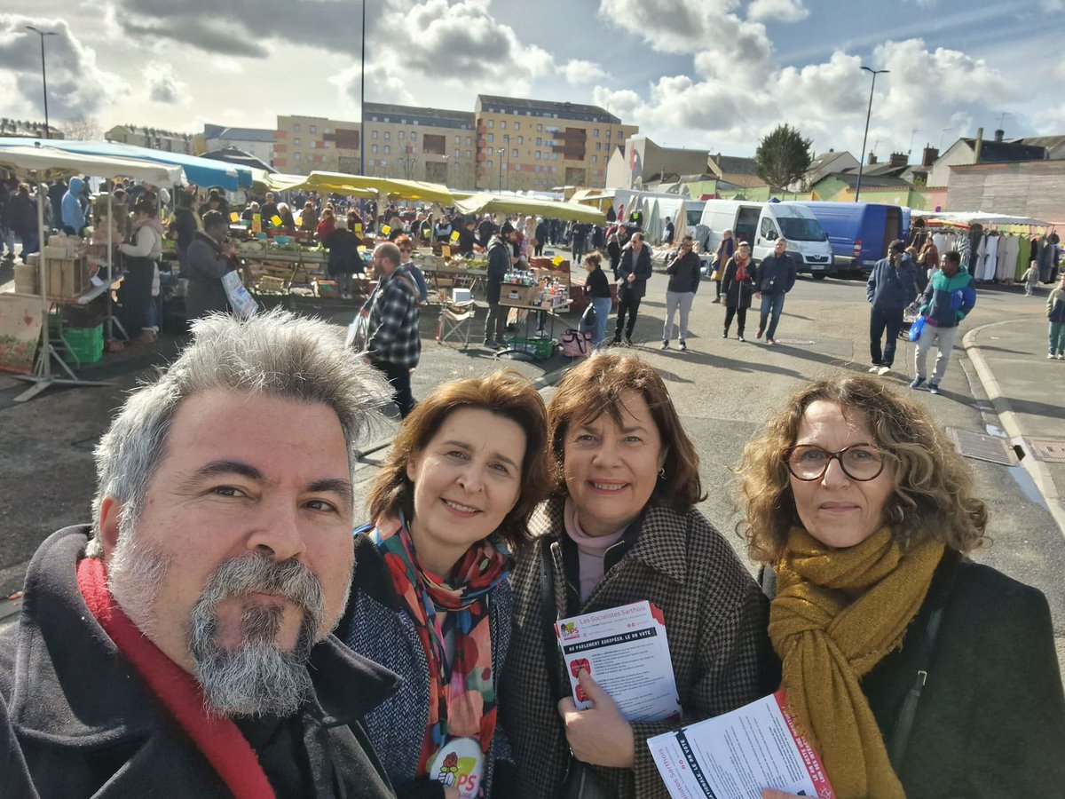 christinetaffo1's tweet photo. 🌹 Tractage ce matin avec des camarades sur le marché de Pontlieue #lemans 
Des échanges intéressants. Un soutien du Maire #StéphaneLeFoll lors de son passage sur le marché. 
Merci à @BAFFAGARD @fab_lagarde et  Jean-Paul Turquois. https://t.co/XxN7j9Z9fb
