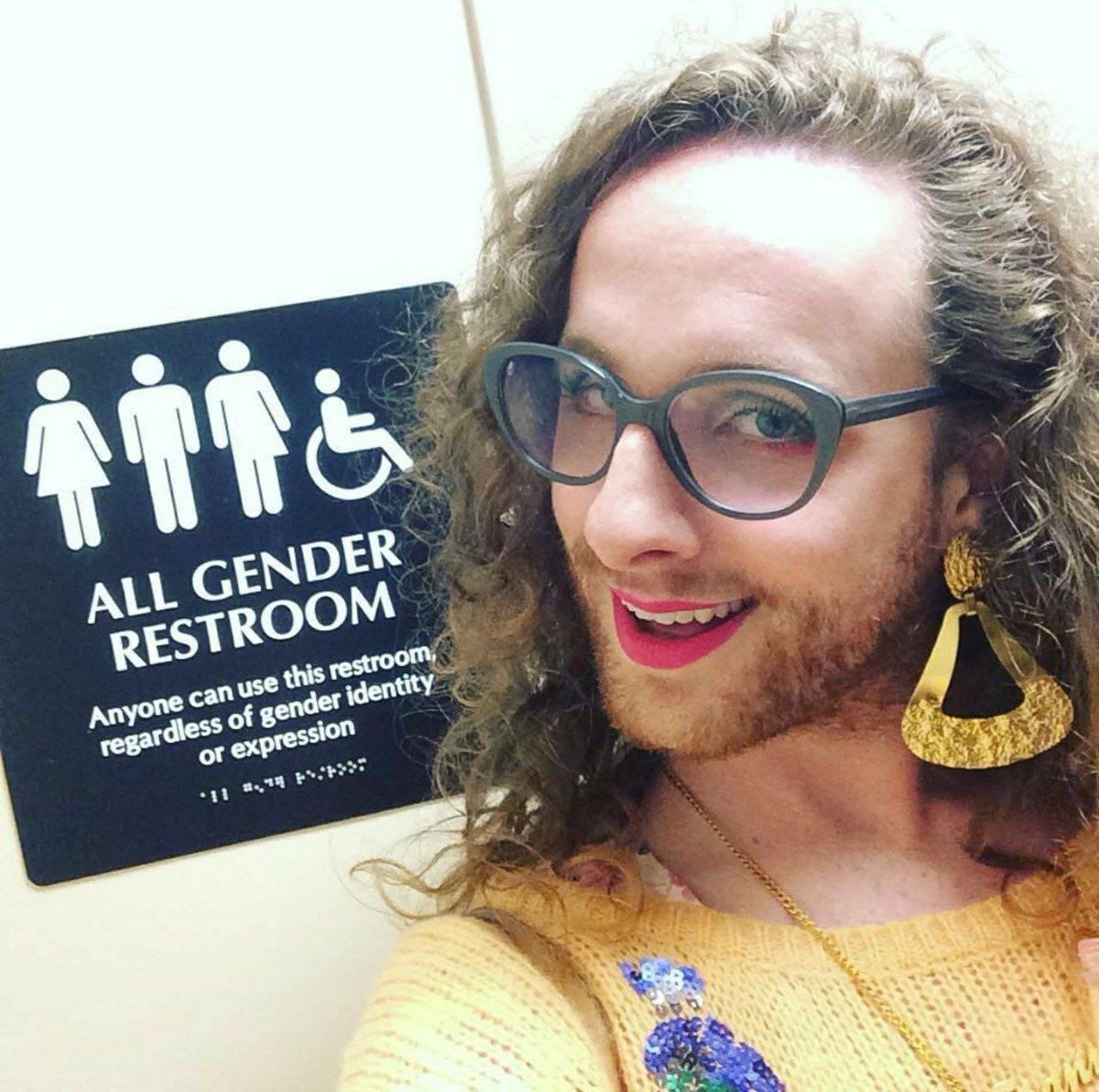 Echecaxx's tweet image. ☝️ I bagni  x le #recchie  🌈