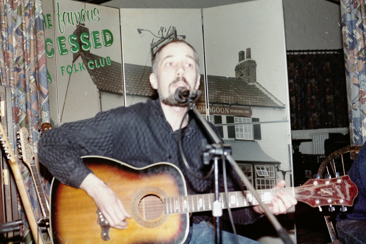 Throwing it all the way back to this time 36 years ago: Lindisfarne’s @rod_clements playing the Processed Pea Folk Club in March 1988, while touring with the great Bert Jansch. (And thanks to Chris Storey for sharing 📸)