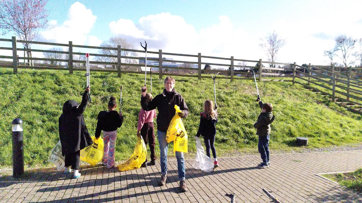 katejo99's tweet photo. We were so lucky to have some warmth and sunshine for #Oxclean litter pick at Northway Community Centre today. Huge thanks to our brilliant helpers from Northway Together. ; @TheSwanSchoolOx and @MarstonCommuni1 @HeadingtonNews https://t.co/2LBXHyjUnM