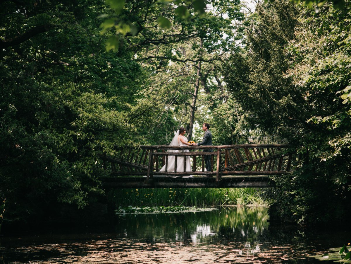Picture perfect moments at our lake with Christina & Ollie 📸💚 

📷  @jennyandhannahweddingphoto

 #manorbythelake #wedding #weddingvenue #cotswoldwedding #gloucestershireweddingvenue #weddinginspiration #weddinginspo #outsidewedding