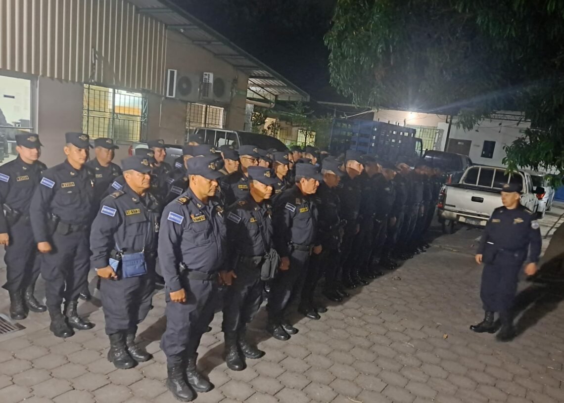 #Nacionales I Despliegan agentes policiales en los 1,595 centros de votación del país.
#DLP #ElSalvador #Elecciones2024SV 
⬇️
lc.cx/DqOBsB