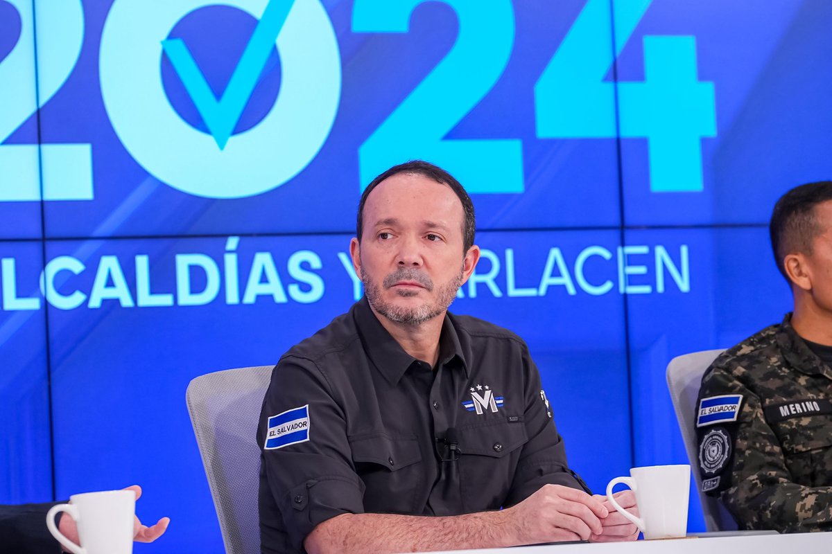 “La elección implica la selección de 44 figuras municipales y la colaboración estratégica entre <a href="/PNCSV/">PNC El Salvador</a> y <a href="/FUERZARMADASV/">FUERZA ARMADA</a> resulta crucial, tenemos la custodia de los paquetes electorales en más de 1,500 centros de votación en todo el país" detalló Ministro <a href="/Vi11atoro/">Gustavo Villatoro 🇸🇻</a>.
📸cortesía