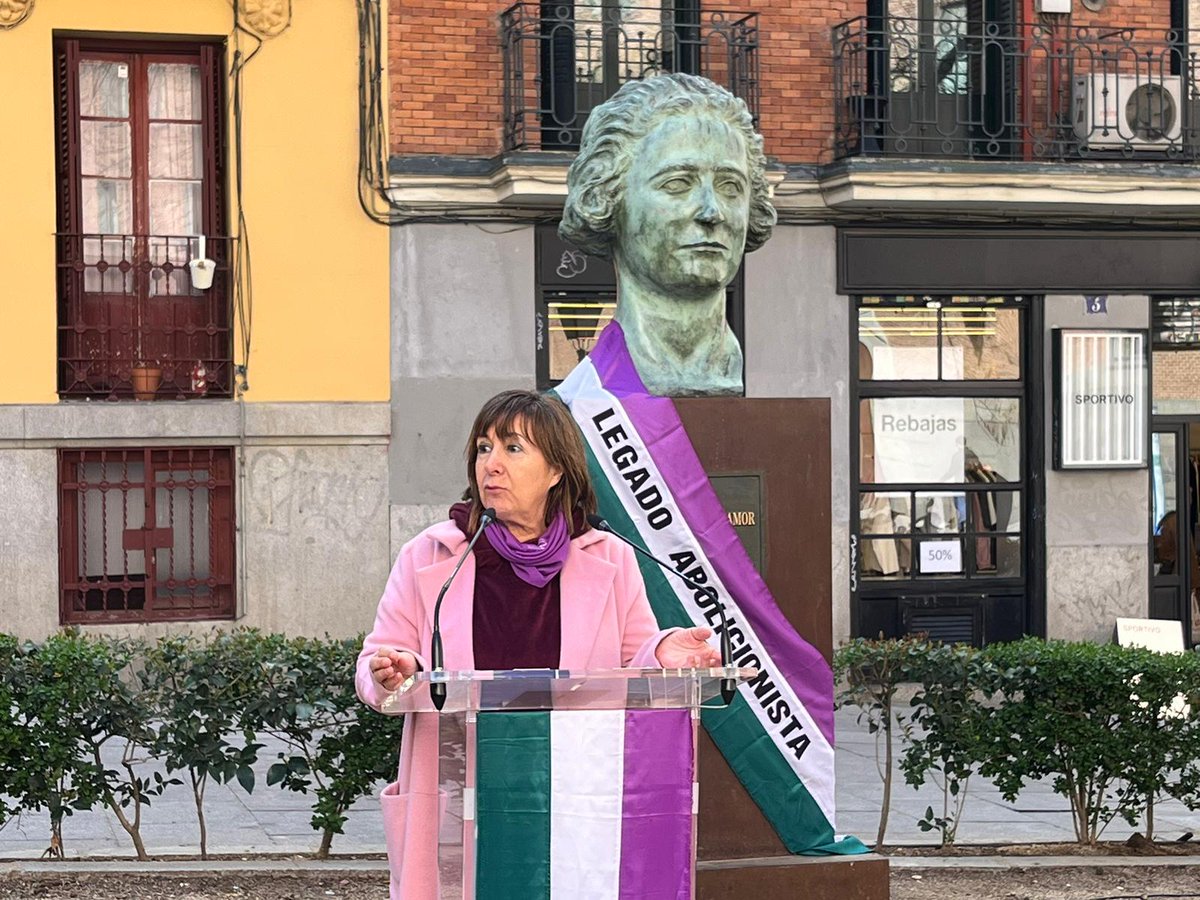 "Una sociedad que se autoproclama a favor de la igualdad y al mismo tiempo mantiene un harén para que los hombres tengan acceso al cuerpo de las mujeres por un precio variable y las 24 horas del día".
<a href="/AnadeMiguelAl/">Ana de Miguel</a> en el homenaje a Clara Campoamor.