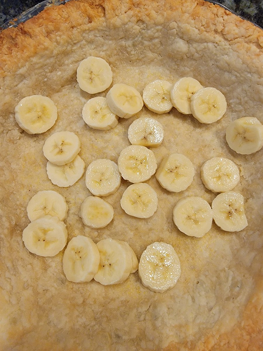 Dendritic_View's tweet photo. Make sure the butter and vanilla are mixed in from earlier. Now it's time to build. Cut up 4 bananas and then alternate layers of bananas and cream filling, start with bananas and end with filling. (filling and crust will both be warn to hot right now)
#PieRideAlong
#PiePanache https://t.co/io3kg06Vj9