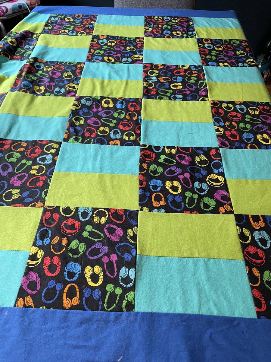 grlwithskulltat's tweet image. Another quilt for #projectlinus
Not entirely happy with the colours though. But it’s colourful.
