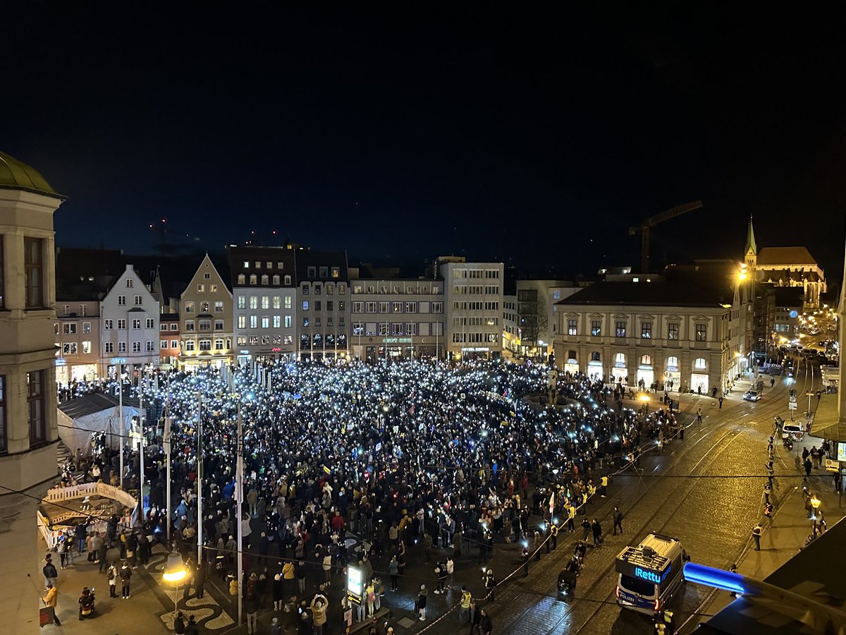 #Lichtermeer für Vielfalt und Demokratie am Augsburger Rathausplatz ⁦@AZ_Augsburg⁩