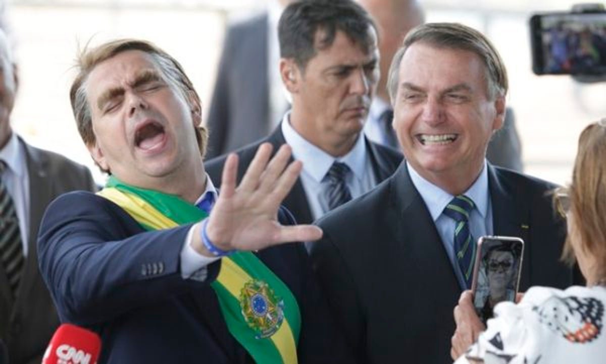 tesoureiros's tweet photo. Gostaria de lembrar vocês que no primeiro ano do Bolsonaro o PIB foi de 1,2%, e ele levou um PALHAÇO para responder as perguntas dos jornalistas sobre o assunto. https://t.co/O8HmiRH7qO