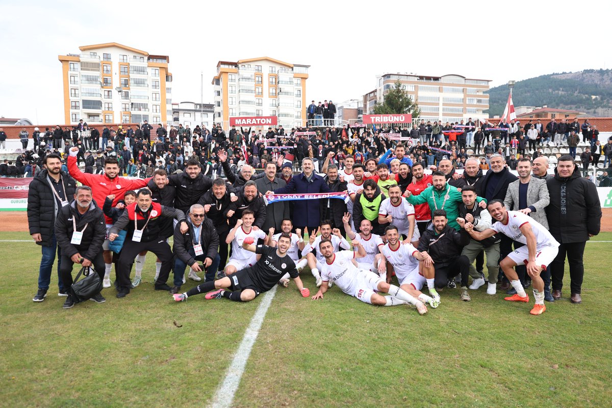 EyupEroglu60's tweet photo. Bir Şehir kenetlendi.🇱🇻🔥

Kendi evimizde Sultanbeyli Belediyespor'u 3-0'lık net galibiyet ile geçen Tokat Belediye Plevnespor'umuzu, tribünleri hıncahınç dolduran taraftarlarımızı tebrik ediyorum. 

Hep birlikte zirve yürüyüşüne devam. https://t.co/1ViWEJGvqE
