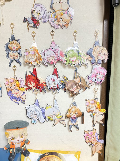 NIKKEキーホルダーが増えていく....

NIKKE関連の即売会のポストを見る度に、会場に行けない寂しさを紛らすために壁に飾ったこれを眺める( ˘ω˘ ) 