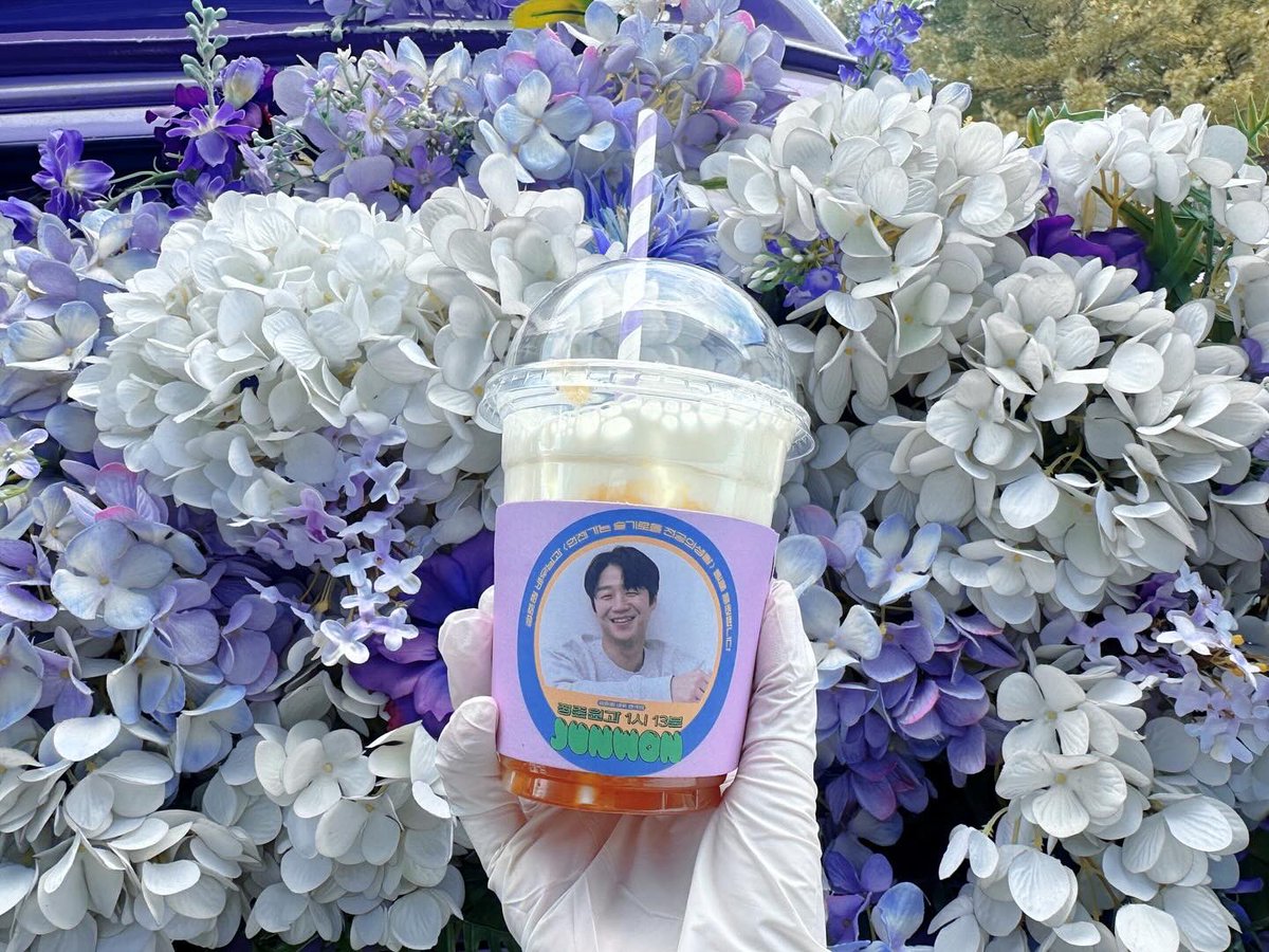 ⋆｡˚오늘도 사랑을 전하는카페오로라˚｡⋆
소중한 마음을 전달받으신 분은 <정준원>님이셨습니다💜
➡️instagram.com/p/C4DdfD1J6H4/…
#coffeetruck  #咖啡车 #コーヒー車 #커피트럭 #커피차 #정준원 #푸드트럭 #언젠가는슬기로울전공의생활 #咖啡车 #コーヒー車 #서포터즈 #정준원커피차 #넷플릭스커피차