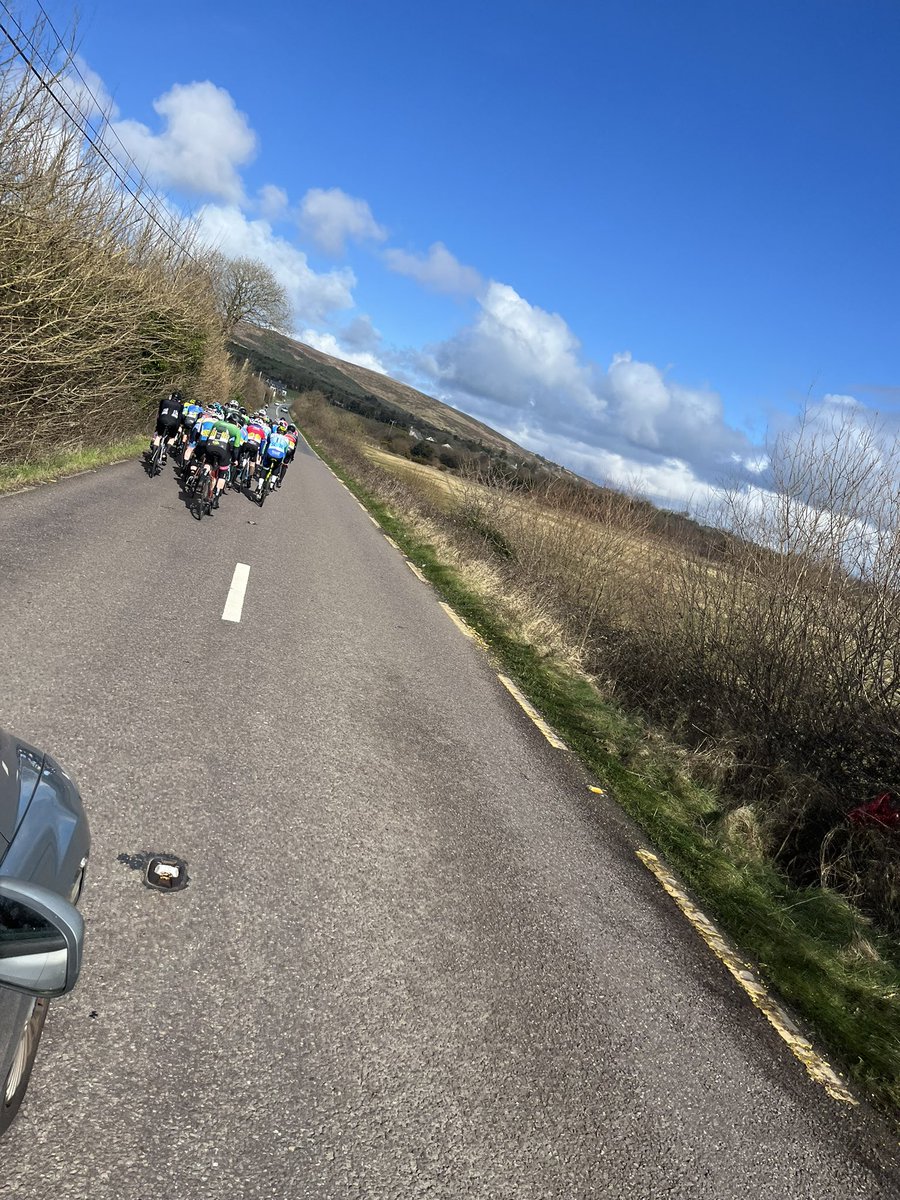 On the final climb of the day, race all together!!! #bunchsprint🧐