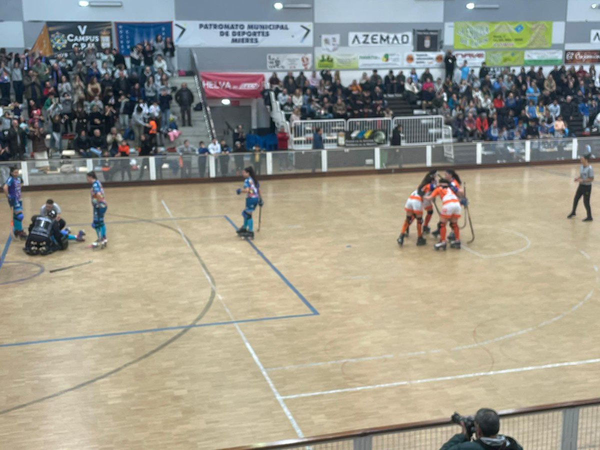 Y nos vamos a la segunda parte de la prórroga tras una primera parte con un gol para cada equipo. Emoción hasta el final en la Copa Princesa que estamos disfrutando en el Visiola Rollán.

@HockeyCRaxoi @AlcalaHockey