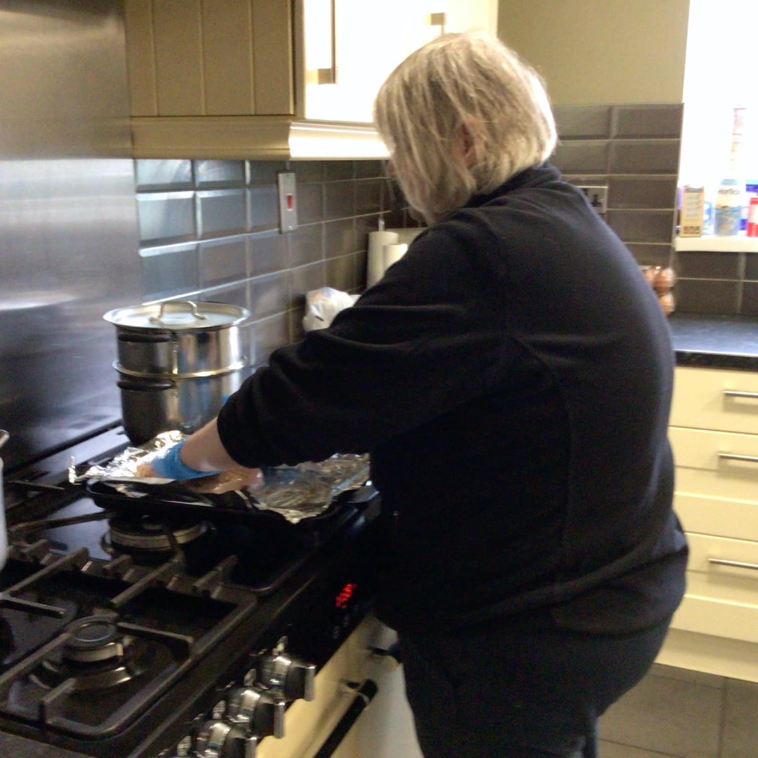 More cooking today.  After Lucy's  bking yesterday, here's Gayle,  busy helping prepare Sunday lunch for her friends in the house last week. We are told it was excellent too! 🍽️  #SundayLunch #HomeCooking #DeliciousDishes