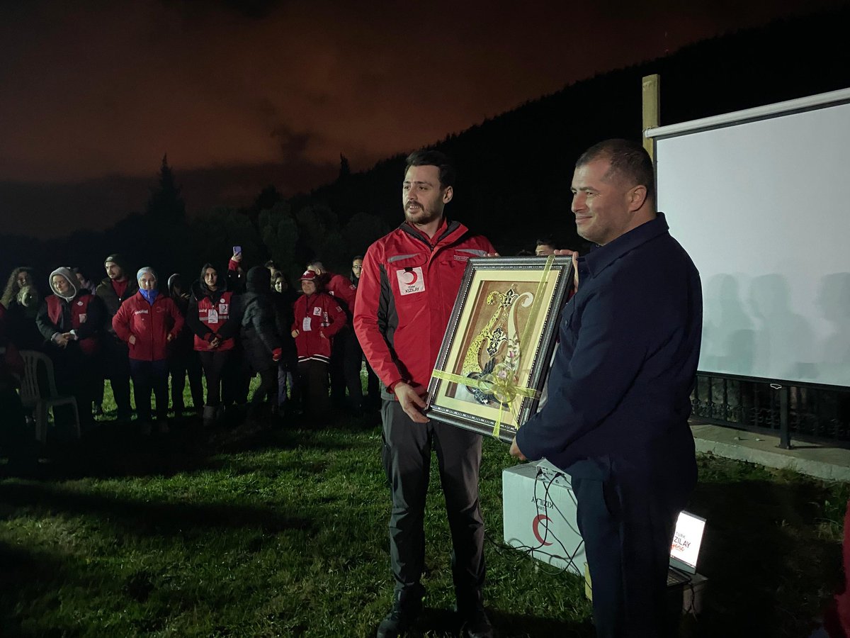 Genç Kızılay Genel Başkanımız Ömer Faruk Çalışkan'ın katılımıyla günü @genckizilay17 nin hazırladığı 6 Şubat deprem belgeselini izleyerek tamamladık. Genç Kızılay Çanakkale Başkanlarına ve gönüllülerine düzenledikleri eğitim ve misafirperverlikleri için teşekkür ederiz. 🌙⛺️