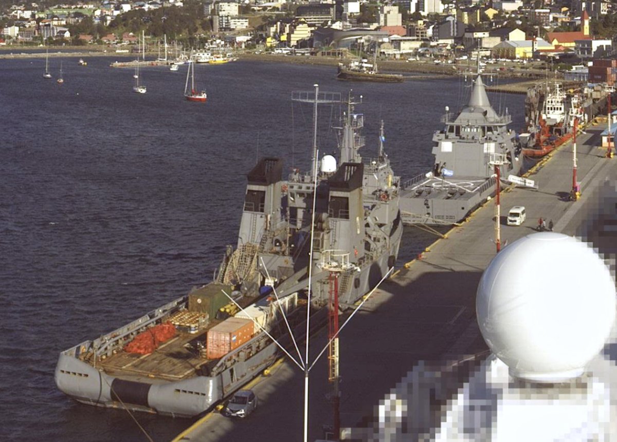 WarshipCam's tweet photo. Argentine Navy Gowind-class patrol vessel ARA Bartolome Cordero (P-54) and Argentine Navy Neftegaz-class polar tug ARA Bahia Agradable (A-23) in Ushuaia, Argentina - March 3, 2024 #arabatolomecordero #p54 #a23 #arabahiaagradable
SRC: webcam https://t.co/JXfkjrSUh0