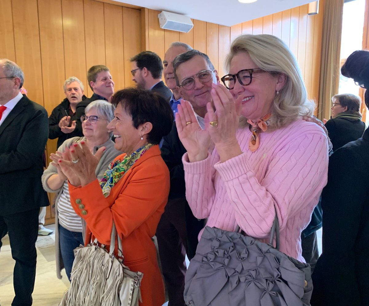 prime_news_ch's tweet image. Jubelnde Bürgerliche, lange Gesichter bei den Linken: Das Riehener Stimmvolk hat das Stimmrechtsalter 16 und die Sanierung der Deponie Maienbühl klar abgelehnt. Mehr dazu: t.ly/9yDUY @spriehen @FDPRiehen @FelixWehrli1 @NPollheimer