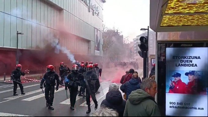 muybastxs's tweet photo. #Martxoak3 #Gasteiz
#M3moria https://t.co/BfP3toA1v6
