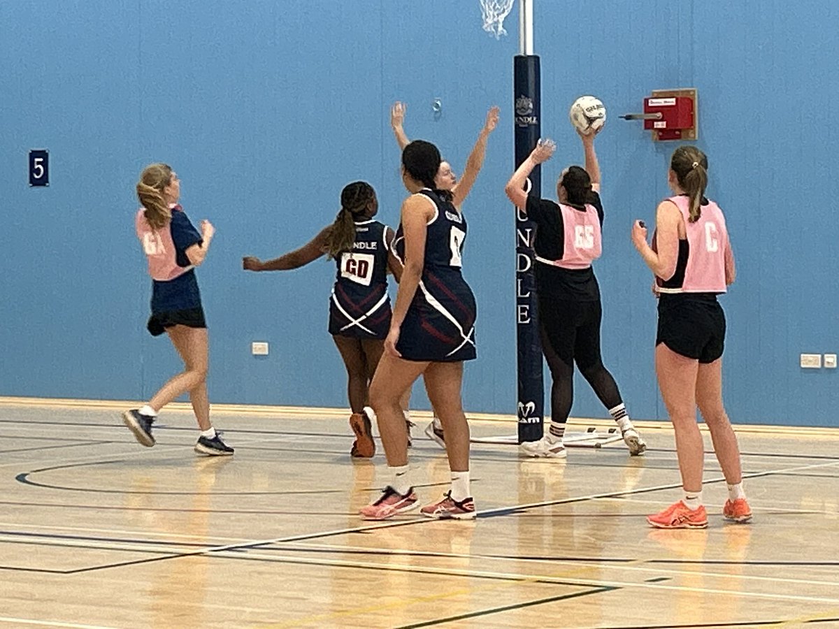 OundleNetball's tweet image. Fabulous to welcome back some @OldOundelian for a match v 1st V11.  Here’s a few shots from the 39-38 win to the 1st.