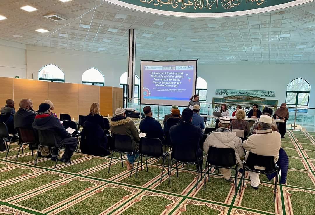Yesterday we held a stakeholder event at the beautiful @FeMmosque to discuss and share our pilot study on a #bowelcancer screening intervention in mosques in Luton and Peterborough. This looked at evaluating the work of @BritishIMA that tailors @CR_UK information with trusted…