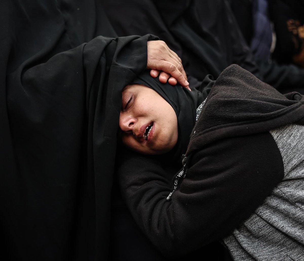 loayphoto's tweet photo. Photos | Relatives of Palestinians from the Abu Anza family bid farewell to those killed during an Israeli air strike that killed 14 people, at Al-Najjar Hospital in Rafah, southern Gaza Strip, March 03, 2024.

(@loayphoto for @washingtonpost 📷) https://t.co/tjuBywePWN
