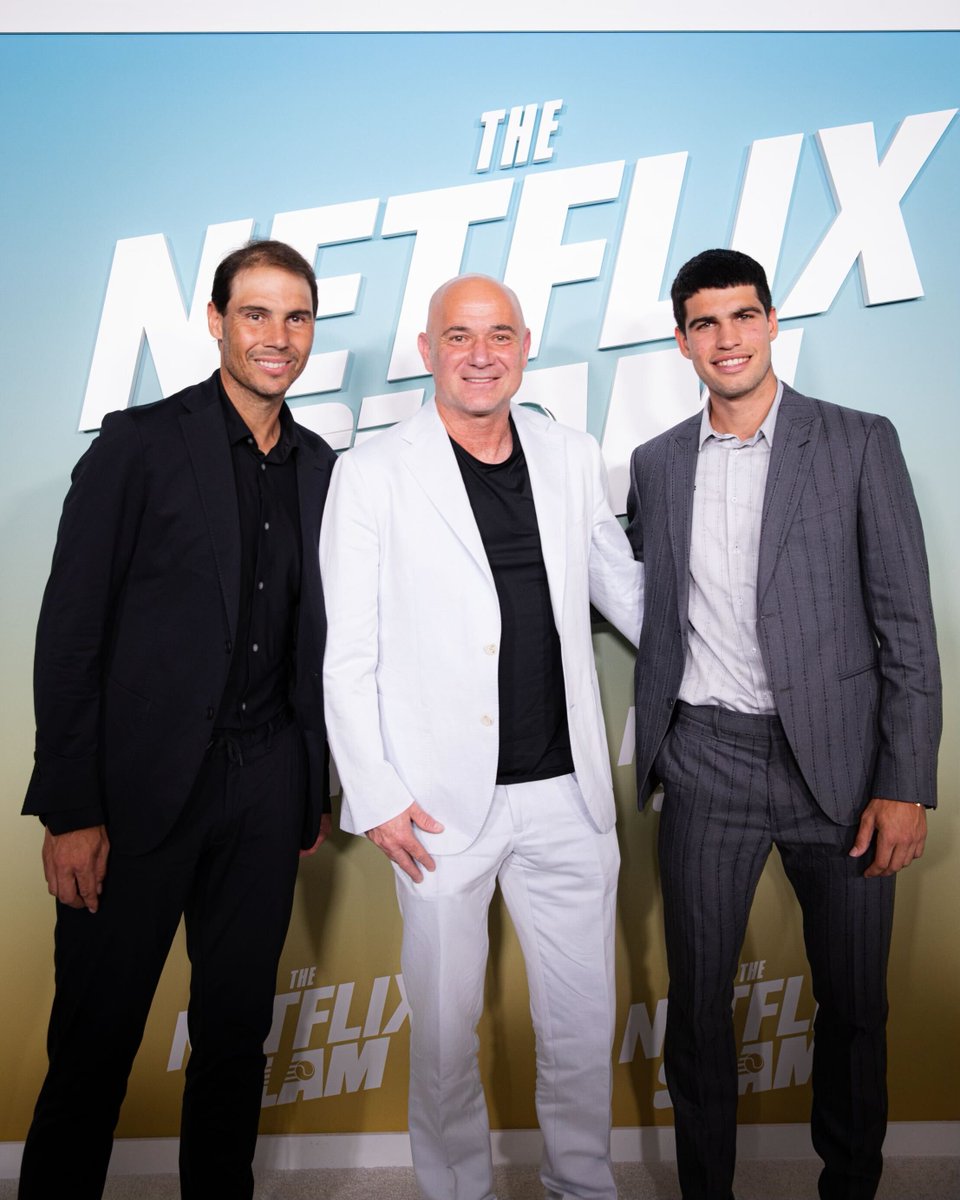 Rafael Nadal 🇪🇸, Andre Agassi 🇺🇸, Carlos Alcaraz 🇪🇸. Enorme pedazo de la historia grande del Tenis en una foto. Exhibición Nadal vs Alcaraz hoy en Netflix @CheNetflix desde las 17 hs.