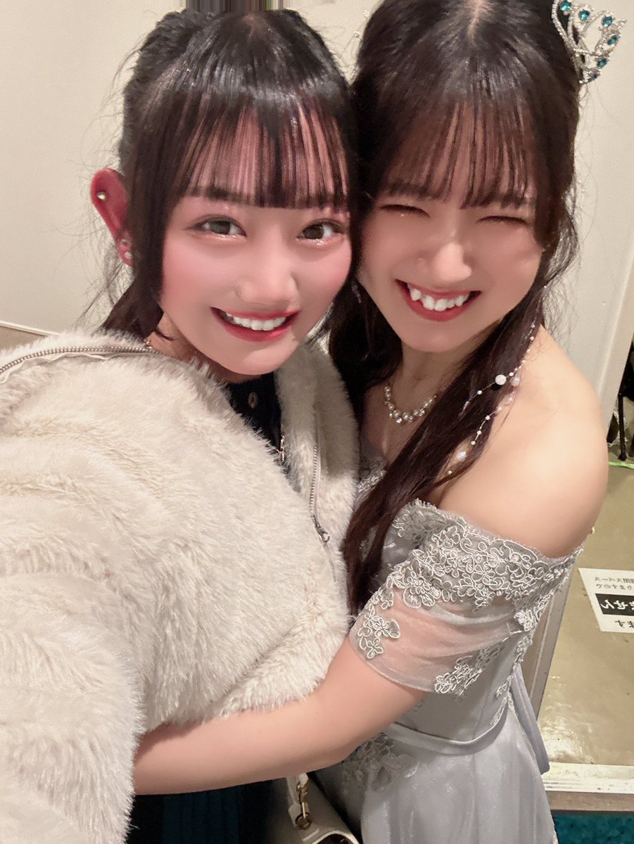 SenaAmiya_'s tweet photo. 1回電車乗ったけどやっぱりみーちゃんのドレス姿も見たくなって大塚戻った🥹
特典会が終わるまで会場残って余韻に浸った！！！泣いて顔赤い！！

お疲れの中、写真撮ってくださった上に、だいすきだよって言ってくれてありがとうございました🩵🩵😭

みーちゃん関連ツイートいっぱいするゆるして🙇‍♂️ https://t.co/U6rXF8iWpv