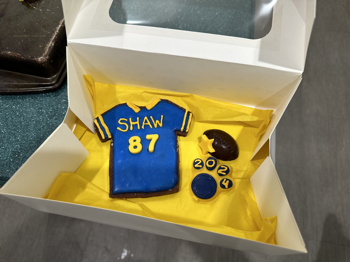 SSMuffins's tweet photo. Senior Night football jersey chocolate sugar cookies and candy melts

New blog post: https://t.co/CduMBBWjhu

#ChocolateSugarCookies #FootballJerseyCookies #CandyMelts #BeckyCrocker https://t.co/ratemkjvji